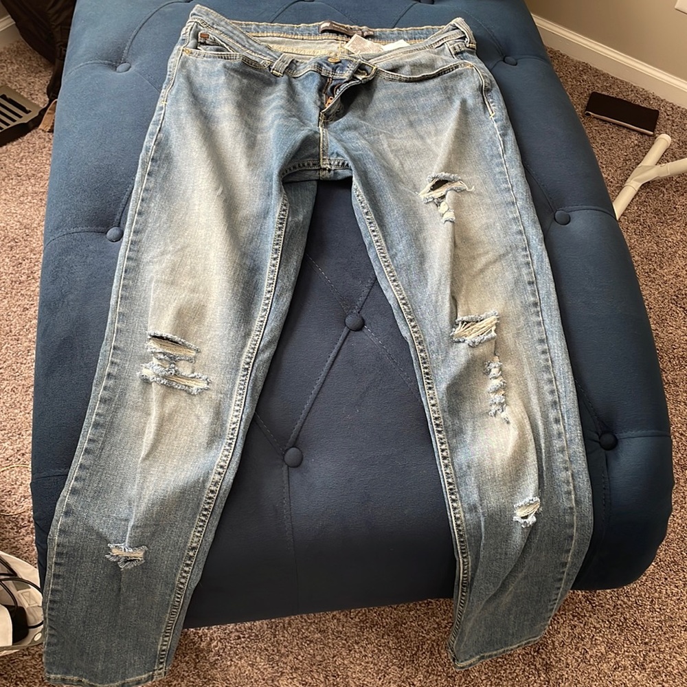 Levi. Demi curve. Low rise skinny jeans